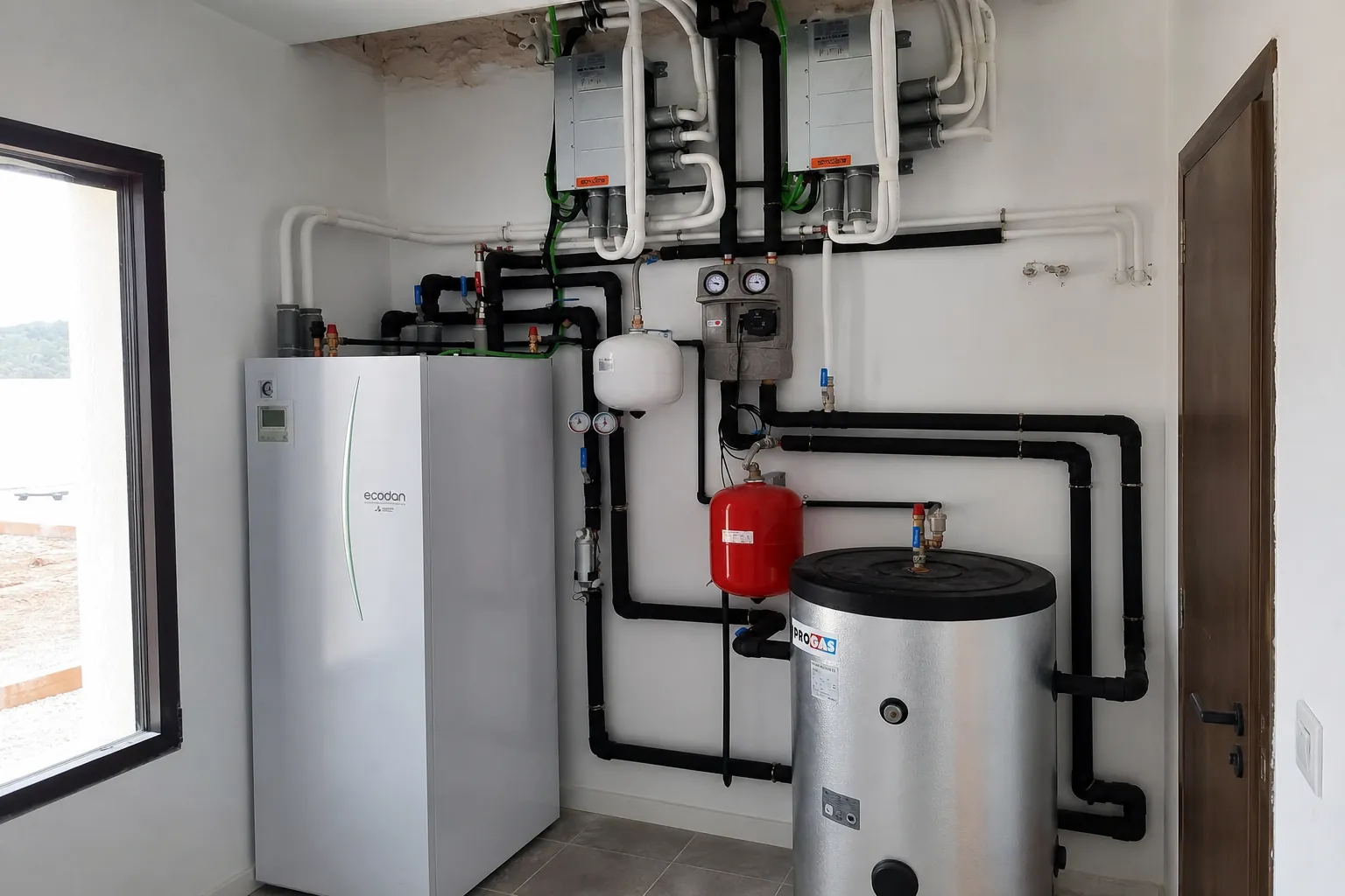 Sala técnica de aerotermia con bomba de calor aire-agua y depósito de agua caliente sanitaria